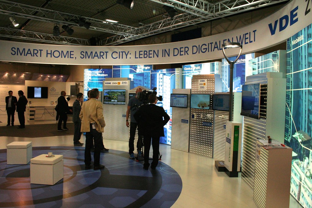 Techniker verlegt KNX-Buskabel im Schaltschrank eines Smart-Home-Projekts